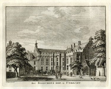 135829 Gezicht op het Bisschopshof te Utrecht, vanaf de binnenplaats.01-01-1740-31-12-1750